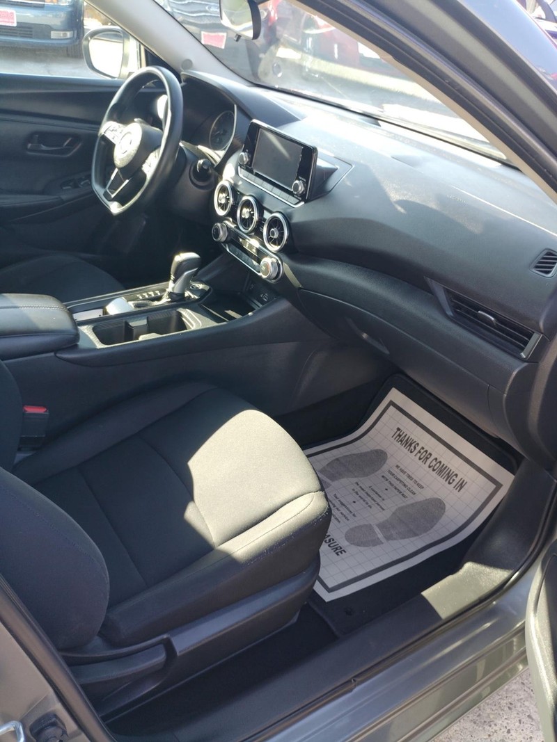 Nissan Sentra Vehicle Full-screen Gallery Image 3