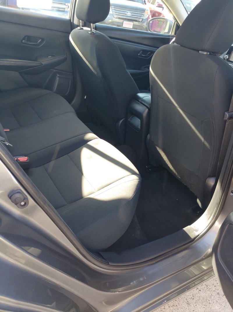 Nissan Sentra Vehicle Full-screen Gallery Image 4