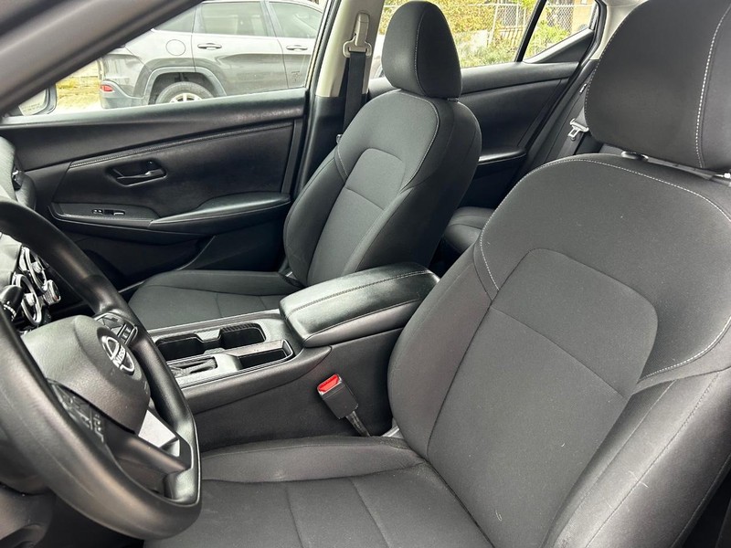 Nissan Sentra Vehicle Full-screen Gallery Image 5