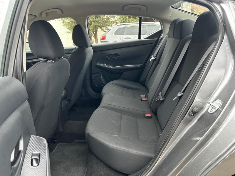 Nissan Sentra Vehicle Full-screen Gallery Image 7