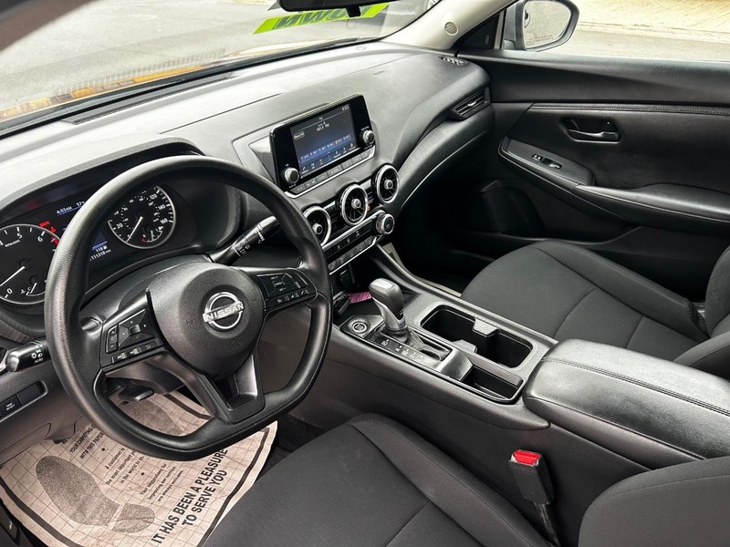 Nissan Sentra Vehicle Full-screen Gallery Image 9