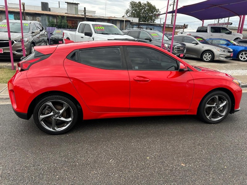 Hyundai Veloster Vehicle Full-screen Gallery Image 3
