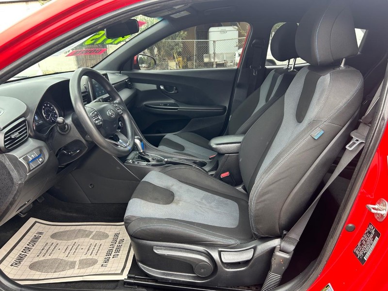 Hyundai Veloster Vehicle Full-screen Gallery Image 8