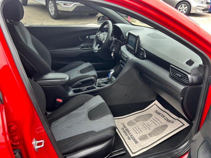 Hyundai Veloster Vehicle Full-screen Gallery Image 9