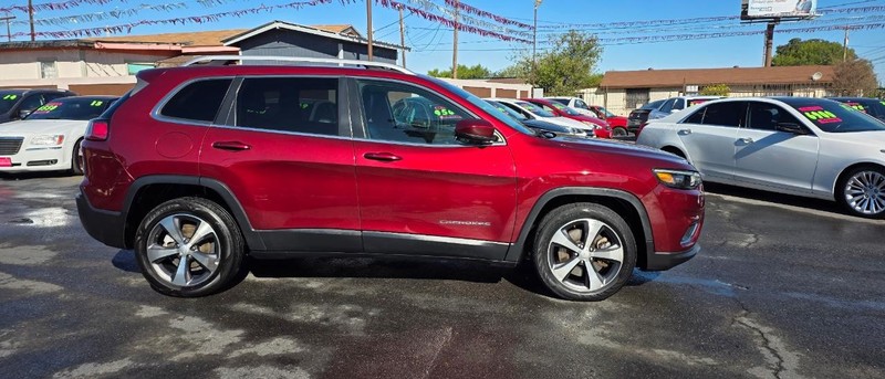 Jeep Cherokee Vehicle Full-screen Gallery Image 3