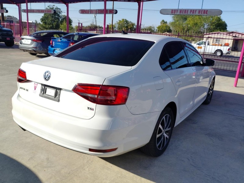 Volkswagen Jetta Vehicle Full-screen Gallery Image 3