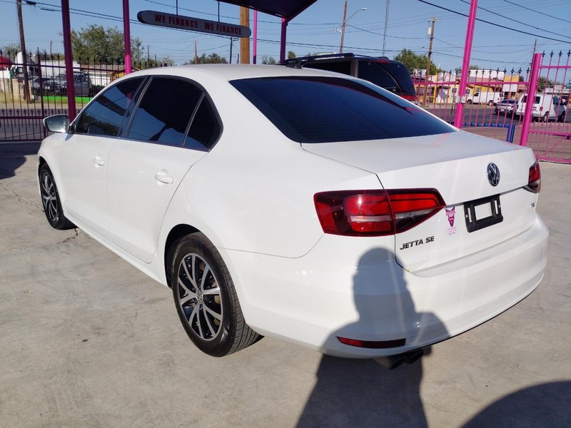 Volkswagen Jetta Vehicle Full-screen Gallery Image 4