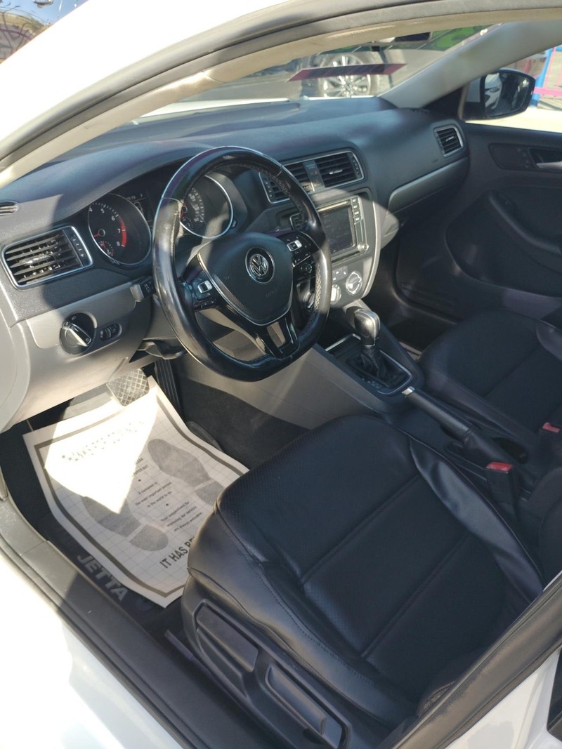 Volkswagen Jetta Vehicle Full-screen Gallery Image 5