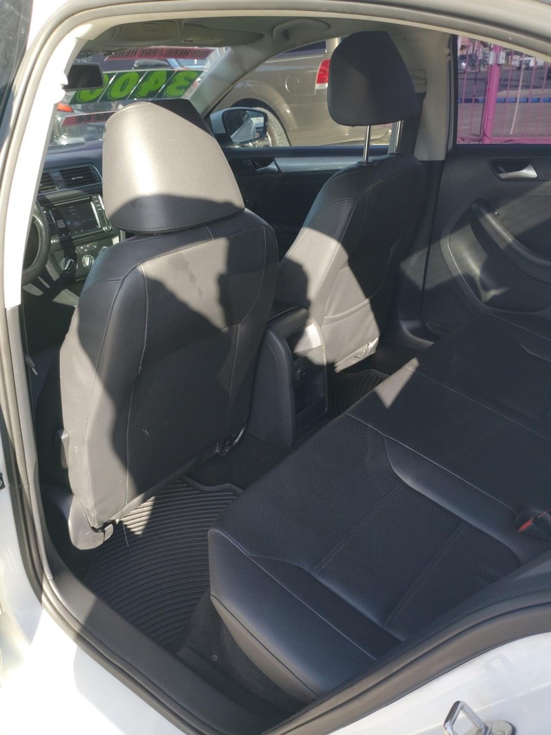 Volkswagen Jetta Vehicle Full-screen Gallery Image 6