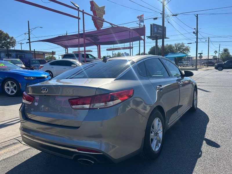 Kia Optima Vehicle Full-screen Gallery Image 4