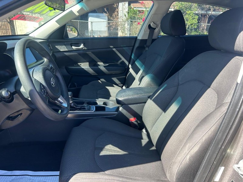 Kia Optima Vehicle Full-screen Gallery Image 6