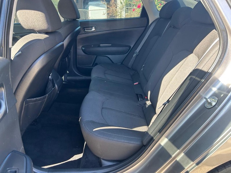 Kia Optima Vehicle Full-screen Gallery Image 9