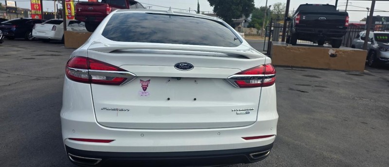 Ford Fusion Vehicle Full-screen Gallery Image 3