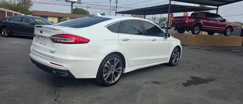 Ford Fusion Vehicle Full-screen Gallery Image 4