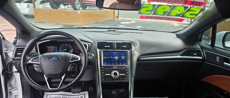 Ford Fusion Vehicle Full-screen Gallery Image 7