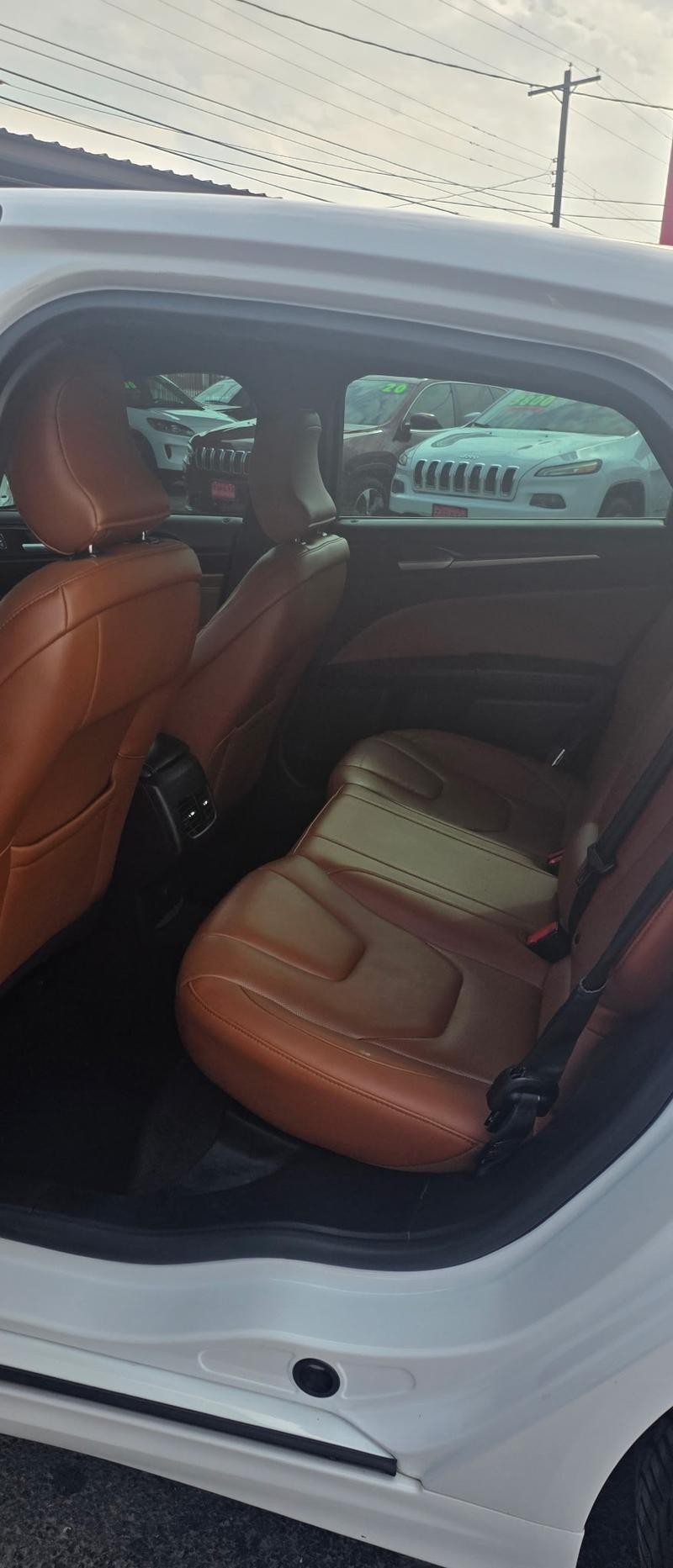 Ford Fusion Vehicle Full-screen Gallery Image 8