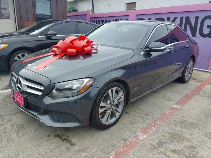 Mercedes-Benz C-Class Vehicle Full-screen Gallery Image 2