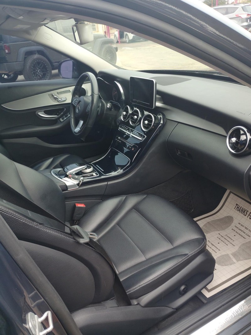 Mercedes-Benz C-Class Vehicle Full-screen Gallery Image 3