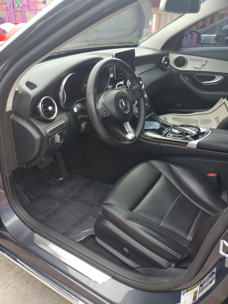 Mercedes-Benz C-Class Vehicle Full-screen Gallery Image 4