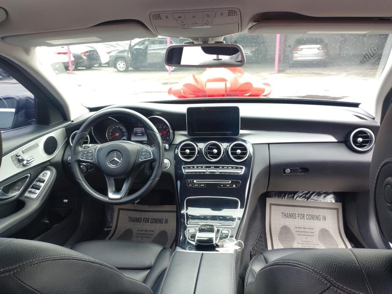 Mercedes-Benz C-Class Vehicle Full-screen Gallery Image 5