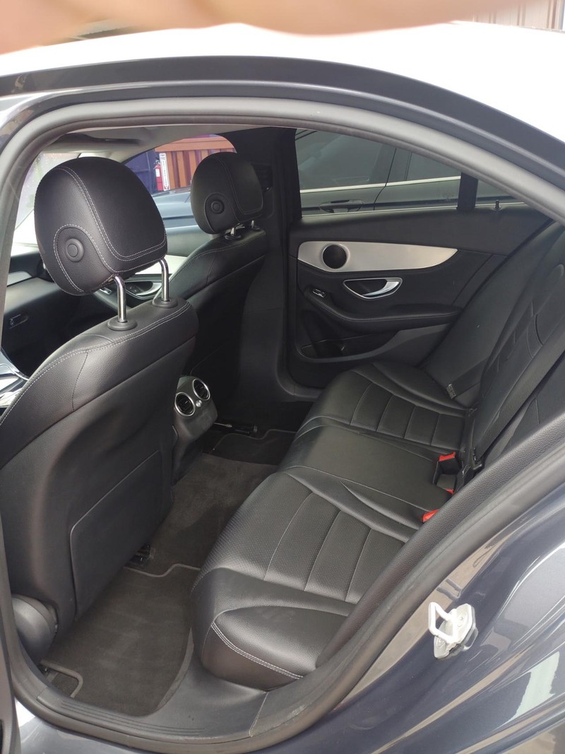 Mercedes-Benz C-Class Vehicle Full-screen Gallery Image 7