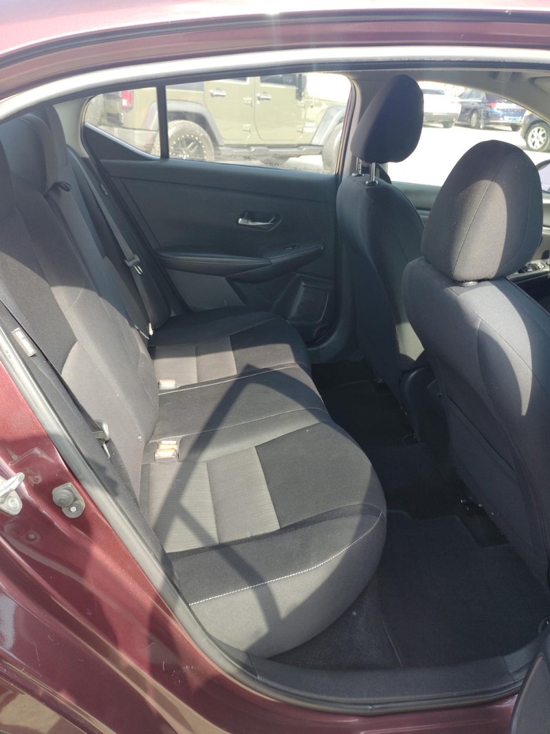 Nissan Sentra Vehicle Full-screen Gallery Image 5