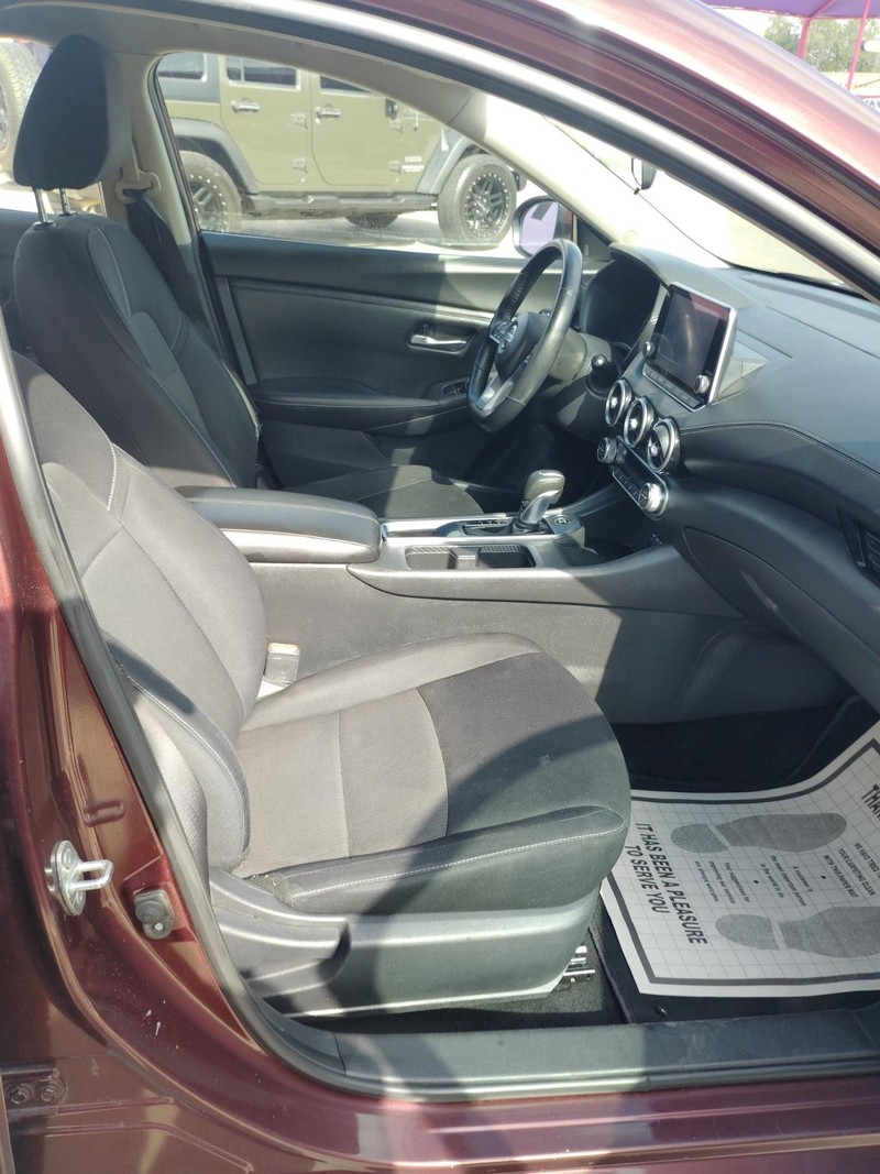 Nissan Sentra Vehicle Full-screen Gallery Image 6