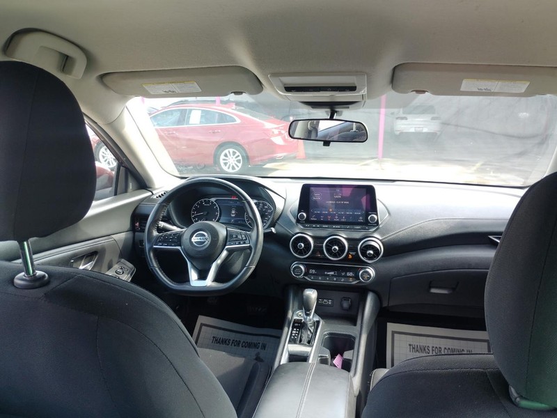 Nissan Sentra Vehicle Full-screen Gallery Image 7