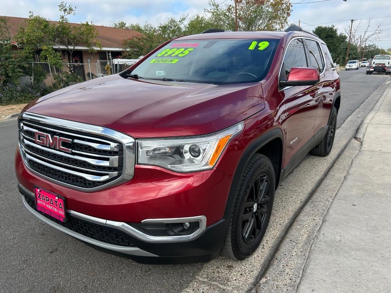 GMC Acadia Vehicle Full-screen Gallery Image 2