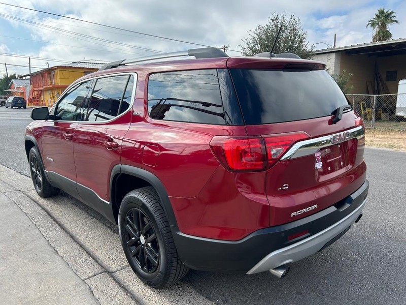 GMC Acadia Vehicle Full-screen Gallery Image 4