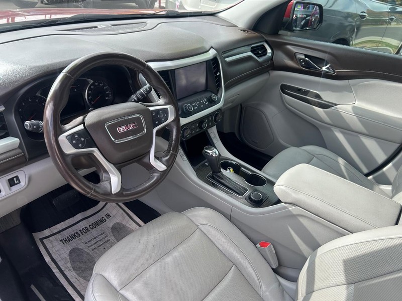 GMC Acadia Vehicle Full-screen Gallery Image 7