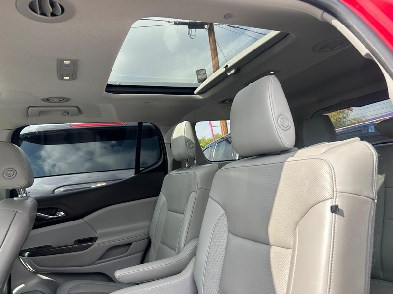 GMC Acadia Vehicle Full-screen Gallery Image 8