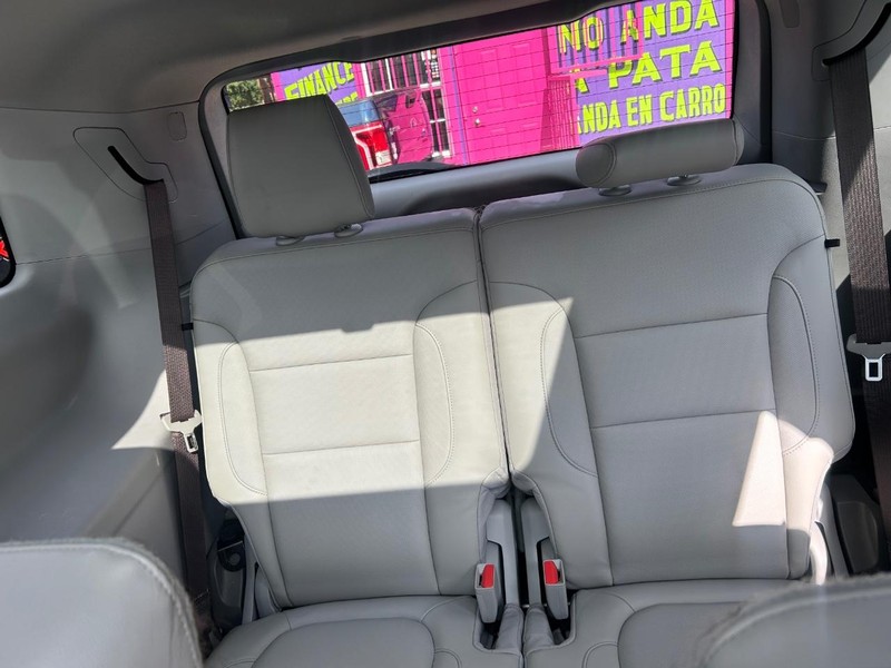 GMC Acadia Vehicle Full-screen Gallery Image 9