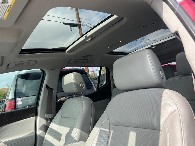 GMC Acadia Vehicle Full-screen Gallery Image 11