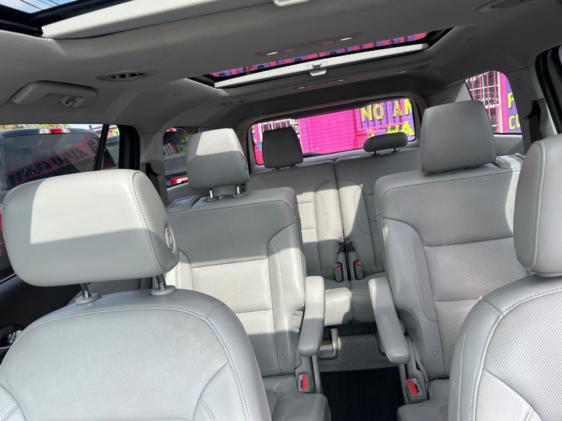 GMC Acadia Vehicle Full-screen Gallery Image 12