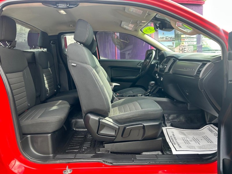 GMC Acadia Vehicle Full-screen Gallery Image 13