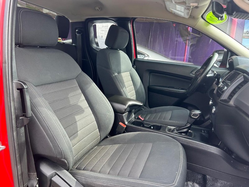 GMC Acadia Vehicle Full-screen Gallery Image 14