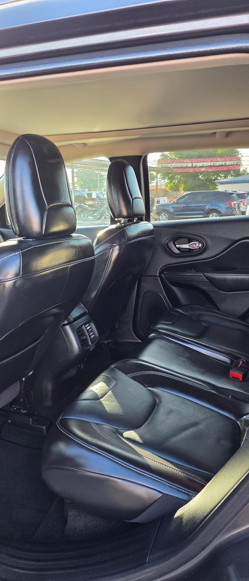 Jeep Cherokee Vehicle Full-screen Gallery Image 7