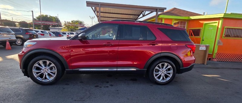 Ford Explorer Vehicle Full-screen Gallery Image 3