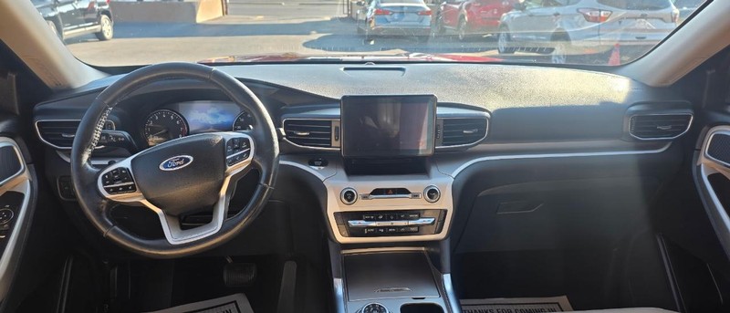 Ford Explorer Vehicle Full-screen Gallery Image 6