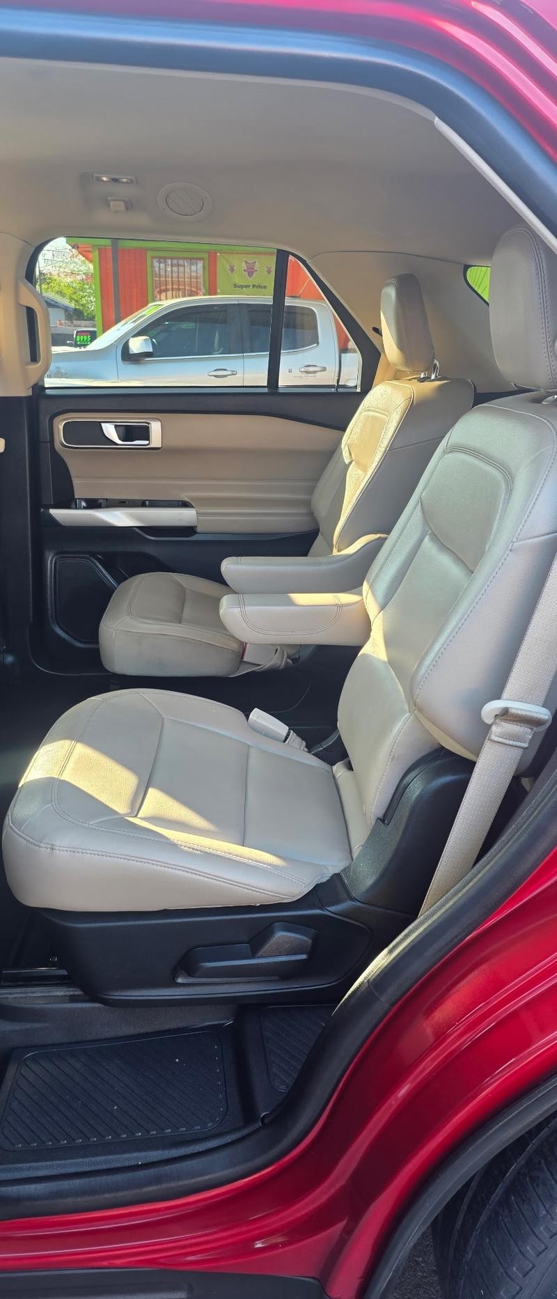 Ford Explorer Vehicle Full-screen Gallery Image 7