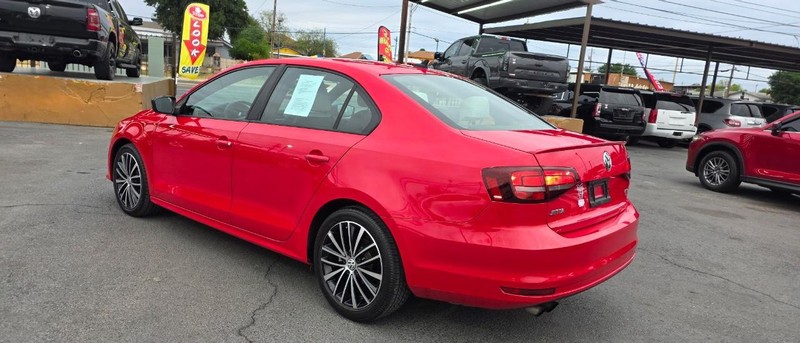 Volkswagen Jetta Sedan Vehicle Full-screen Gallery Image 3