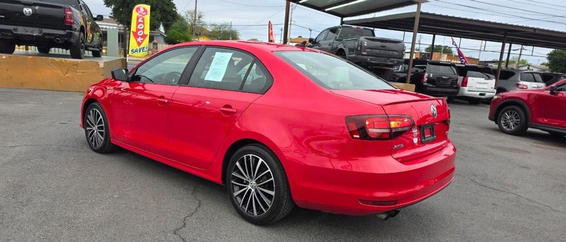 Volkswagen Jetta Sedan Vehicle Full-screen Gallery Image 4