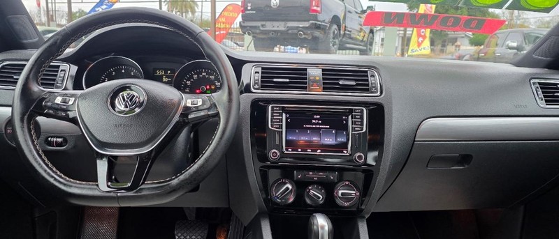 Volkswagen Jetta Sedan Vehicle Full-screen Gallery Image 5