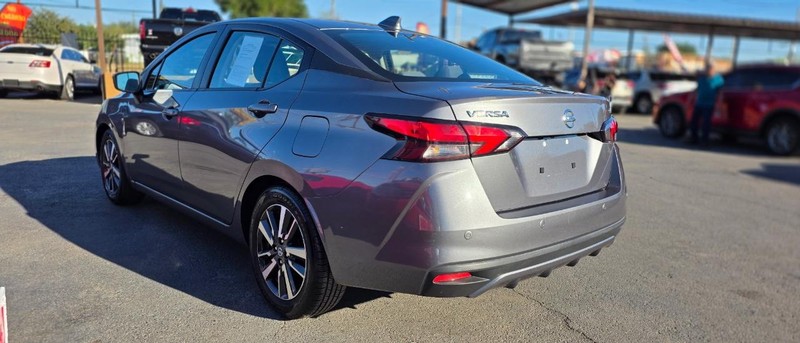 Nissan Versa Vehicle Full-screen Gallery Image 3