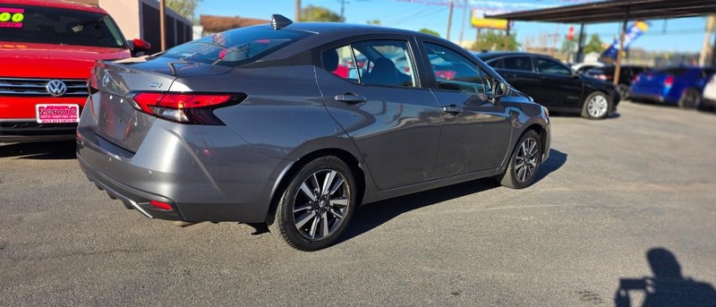 Nissan Versa Vehicle Full-screen Gallery Image 4