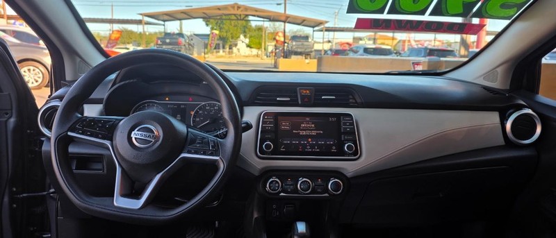 Nissan Versa Vehicle Full-screen Gallery Image 7