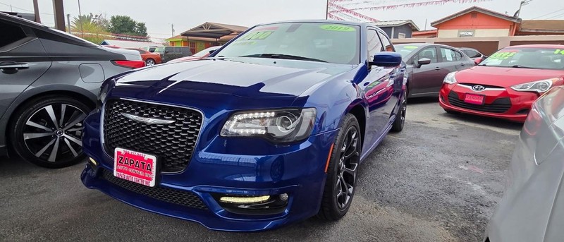 Chrysler 300 Vehicle Full-screen Gallery Image 2