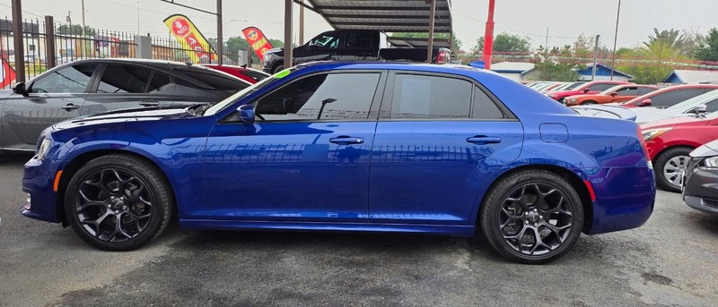 Chrysler 300 Vehicle Full-screen Gallery Image 4