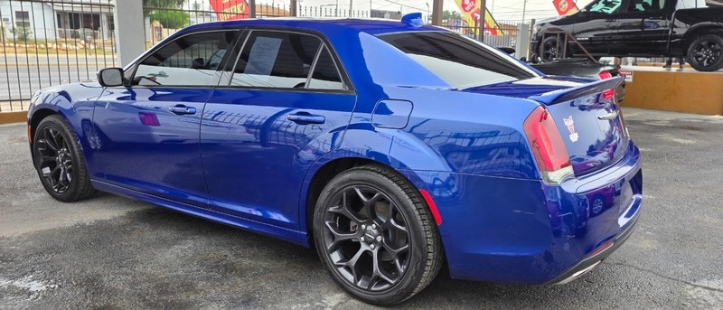 Chrysler 300 Vehicle Full-screen Gallery Image 6